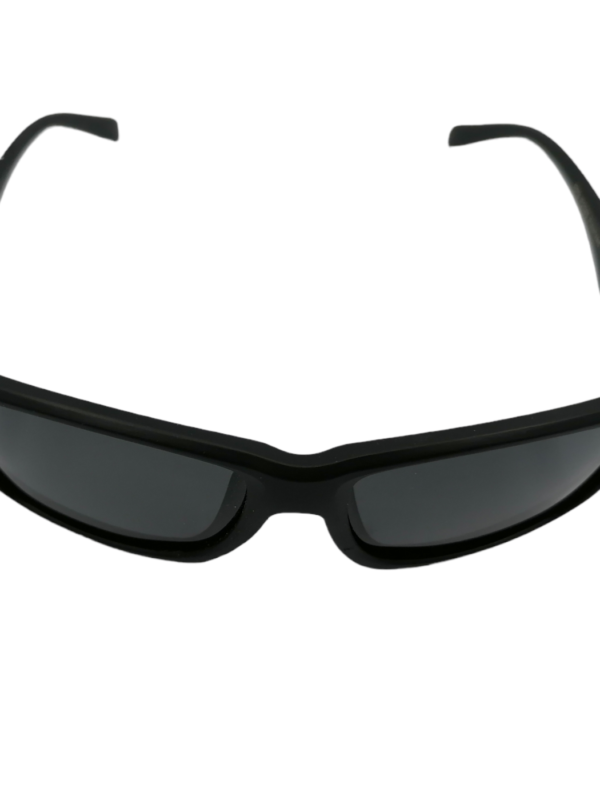 Ανδρικά γυαλιά ηλίου σε μαύρες αποχρώσεις.